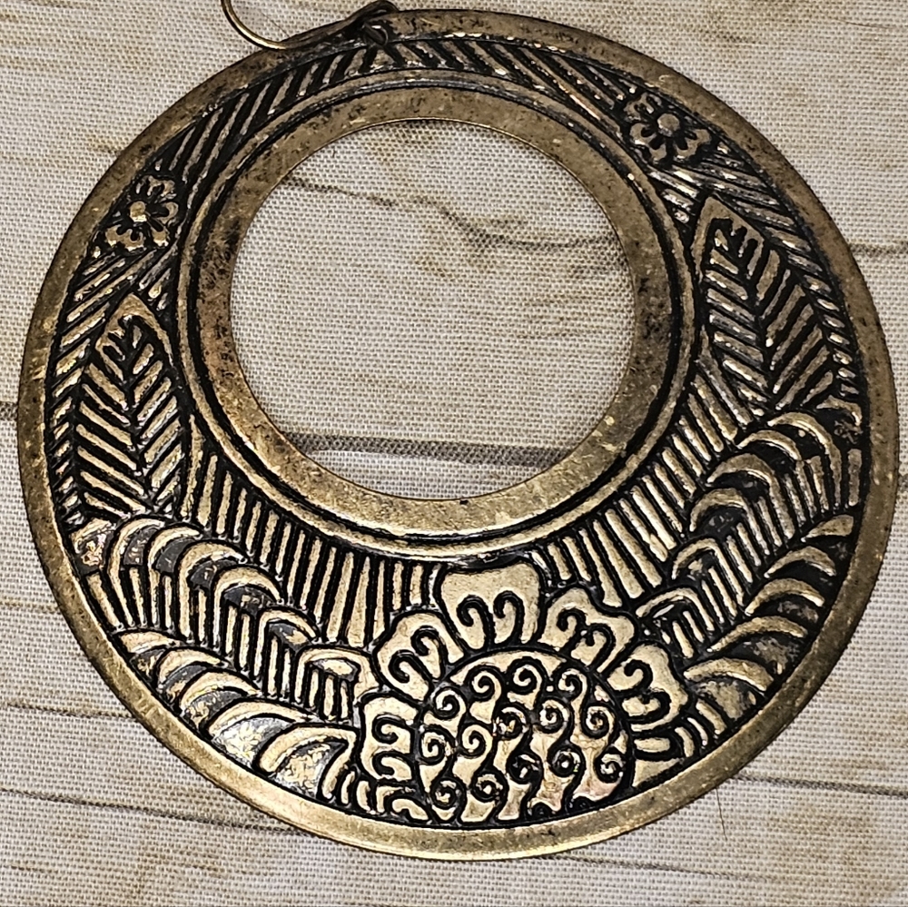 ●○Antiqued Gold ○● Cut Out Disc Dangle Earrings 🌻 Sunflower & Leaf Etching
